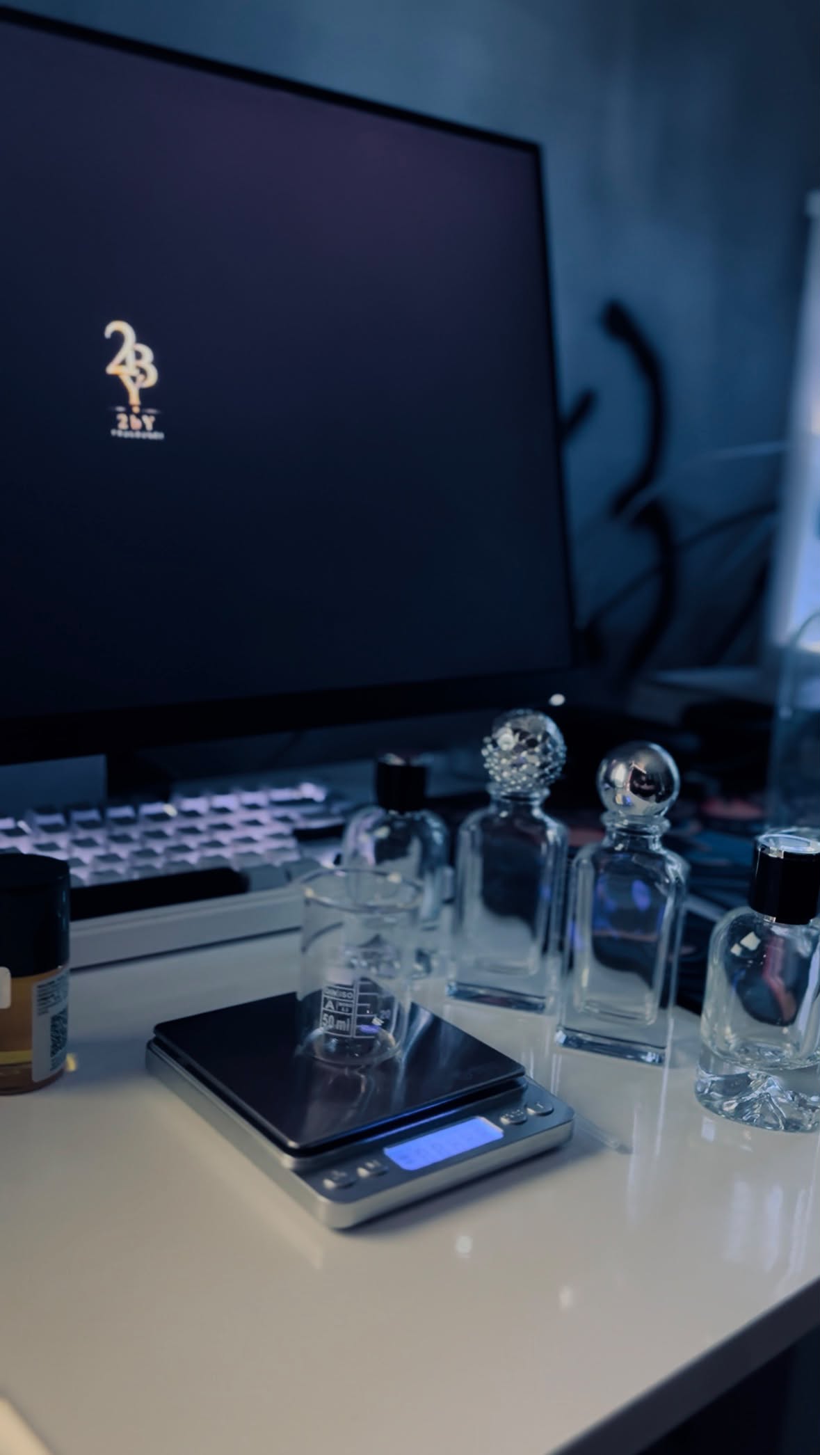 2bY Fragrance çalışma masasından bir detay